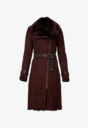 Manteau en daim bordeaux avec col en fourrure, manches longues et taille ceinturée. Comprend une fermeture éclair et des poignets doublés de fourrure pour plus de chaleur.