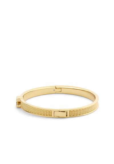 Bracelet jonc doré avec motif texturé et fermoir rectangulaire, présenté sur fond blanc.