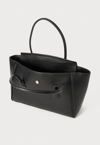 Sac fourre-tout en cuir noir avec une finition lisse, une forme structurée, deux longues poignées et une fermeture à bouton métallique doré. Intérieur ouvert.