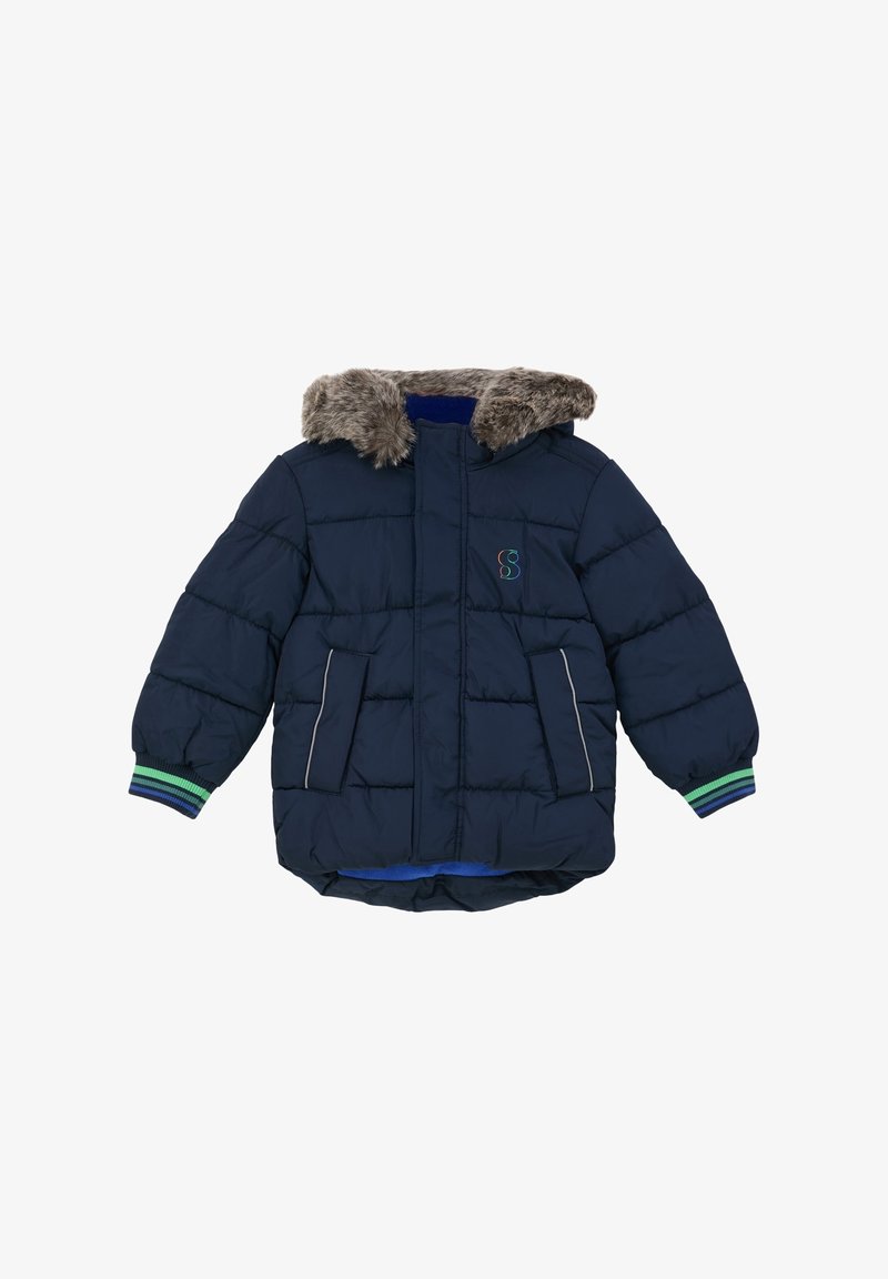 Veste matelassée bleu marine avec une capuche en fausse fourrure, un design matelassé, deux poches latérales et des poignets côtelés à rayures avec des accents verts et bleus.