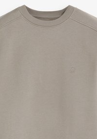 Sudadera beige claro con cuello redondo, textura acanalada y sutil logotipo de calavera bordado en el frente. Tejido suave con un diseño casual.