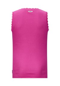 Geribbeld roze tanktop met golvende kanten afwerking bij de armsgaten, met een klein label aan de achterkant met de tekst "RETOUR." Gladde textuur, aansluitende pasvorm.