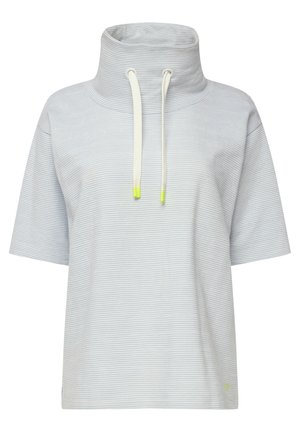 Světle modrý pruhovaný top s krátkým rukávem s vysokým límcem a šňůrkami a zelenými akcenty, vyrobený z měkké texturované tkaniny.