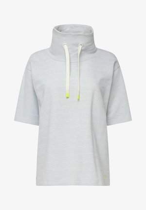 Helles blau gestreiftes Kurzarmoberteil mit hohem Kragen und Kordelzügen sowie grünen Akzenten, hergestellt aus einem weichen, strukturierten Stoff.