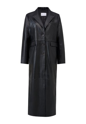 Zwarte leren jas met een lange silhouet, oversized reverskraag, vijf knopen en twee voorkruiszakken. Glad textuur en op maat gemaakt design.