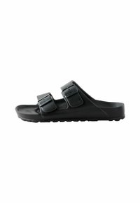 Sort slide sandal lavet af gummi med to justerbare stropper. Har en tekstureret sål og en tyk sål med mønster for godt greb.
