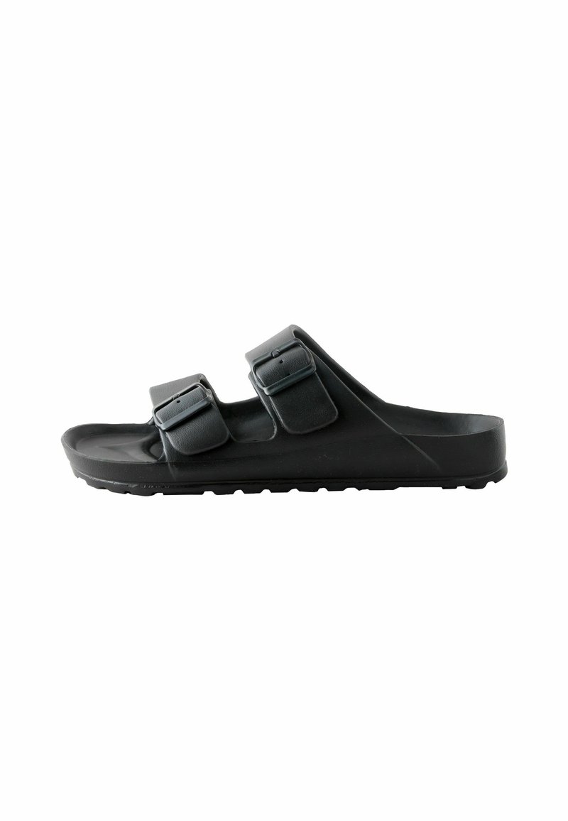Sort slide sandal lavet af gummi med to justerbare stropper. Har en tekstureret sål og en tyk sål med mønster for godt greb.