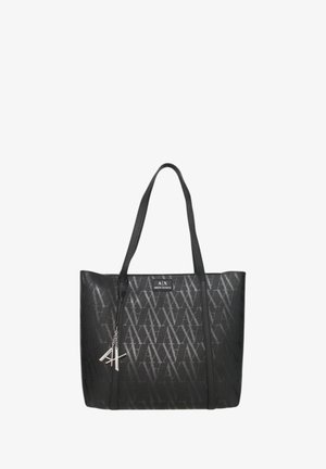 Borsa a tracolla nera realizzata in materiale sintetico testurizzato. Presenta un motivo sottile, due manici lunghi e un ciondolo logo argentato attaccato.