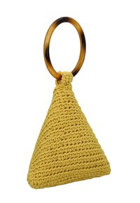 Żółta torebka na szydełku w kształcie trójkąta, z uchwytem w postaci brązowego pierścienia z żywicy. Teksturowana powierzchnia z równomiernie rozmieszczonymi oczkami.