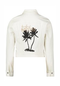 Veste en denim blanche coupée présentant un graphique de palmier noir avec "beauty of NATURE" en texte doré. Manches à boutons et design de col classique.