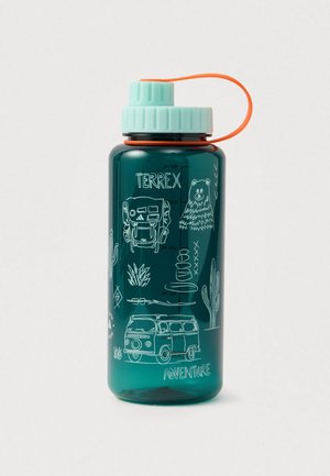 Turkizna steklenica za vodo z belimi risbami, na katerih sta medved, rastline in kombi. Vključuje mint zelena privijalo na vrhu in oranžen zankasti nosilec.