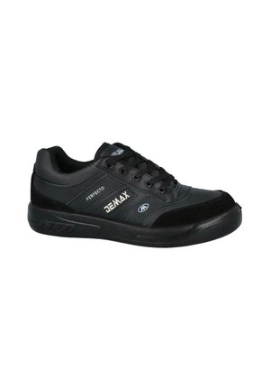 Zapatilla deportiva negra de corte bajo con cordones delanteros, con las marcas "Jemax" y "Perfecto" en el lateral, con puntera redondeada y suela texturizada.