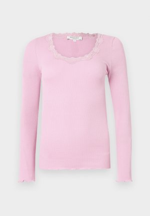 Vaaleanpunainen pitkähihoinen ribbipaita, jossa on aaltoileva pitsikaulus ja reunat. Pehmeä rakenne, muotoiltu malli, sileä pinta.