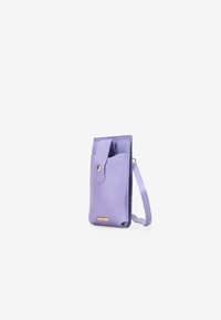 Funda de teléfono de cuero morado con cierre de solapa, bolsillo frontal y correa desmontable. Diseño minimalista con detalles en hardware dorado.