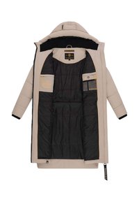 Manteau long matelassé beige avec intérieur noir matelassé, capuche, poches internes avec des détails jaunes et fermeture éclair.