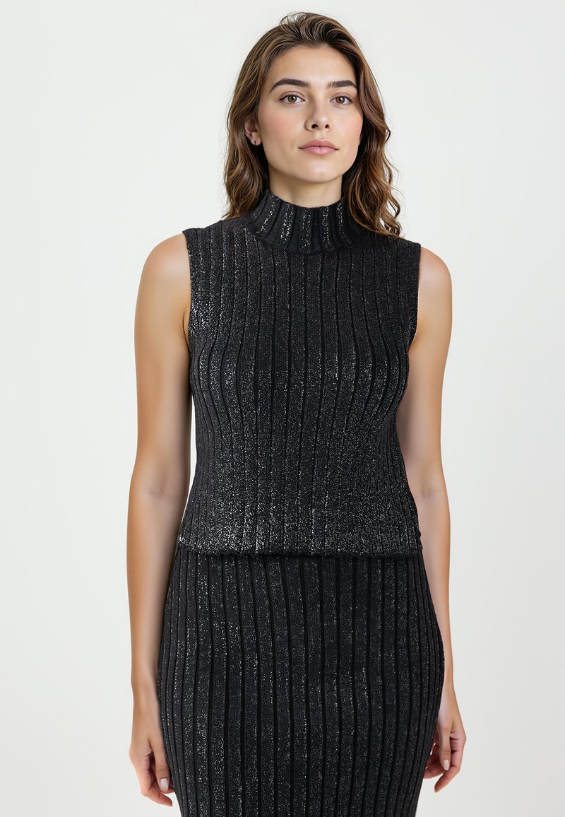 Haut noir sans manches avec texture côtelée, col montant et léger scintillement. Conçu pour une silhouette ajustée, accompagné d'une jupe assortie.