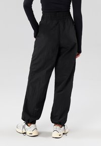 Even&Odd active MID RISE PARACHUTE JOGGERS WITH ADJUSTABLE CUFFED ANKLE
 - Pantalon classique - black
