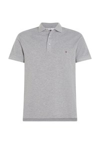 Polo gris clair à manches courtes avec col, trois boutons et petit logo drapeau Tommy Hilfiger sur la poitrine gauche.