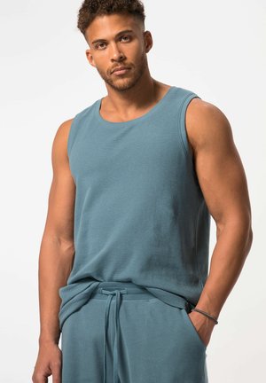 Hellblaue ärmellose Sporttanktop aus strukturierter Stoff, kombiniert mit passenden Jogginghosen mit Kordelzug und seitlichen Taschen.