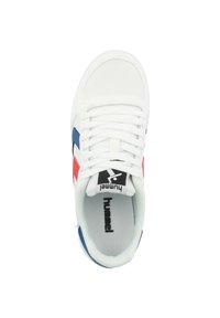 Białe sneakersy z niebieskimi i czerwonymi paskami po bokach, białymi sznurowadłami oraz logo "hummel" na języku i wkładce, widok z góry.