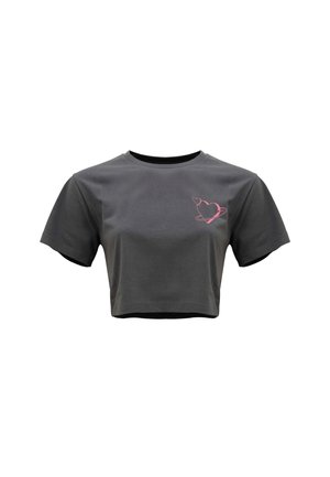 T-shirt corta grigio scuro con maniche corte e un piccolo cuore rosa con anello e freccia sul lato sinistro del petto.