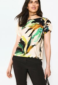 Next GATHERED SHORT SLEEVE TEXTURED BOXY  PETITE - Palaidinė - rainbow leaf print