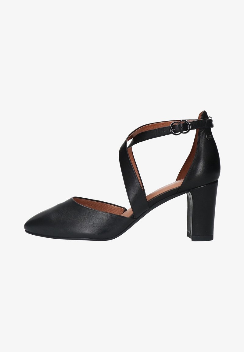 Chaussure à talon en cuir noir avec un bout pointu et un design de bride avec un détail de boucle. Le talon est épais et mesure environ 7,5 cm.