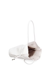 Borsa in pelle bianca con un design morbido, forma appuntita e una singola maniglia. L'interno è foderato in beige con una texture liscia.
