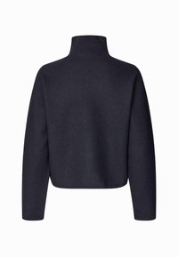 Granatowy sweter z golfem o skróconym kroju, długimi rękawami, miękkiej fakturze i czystym wykończeniu bez widocznych zapięć.