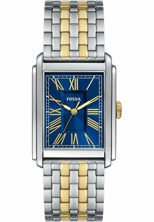 Prostokątny zegarek Fossil na nadgarstek z niebieską tarczą, złotymi rzymskimi cyframi i wskazówkami oraz dwukolorową bransoletą z metalowych ogniw w kolorze srebrnym i złotym.