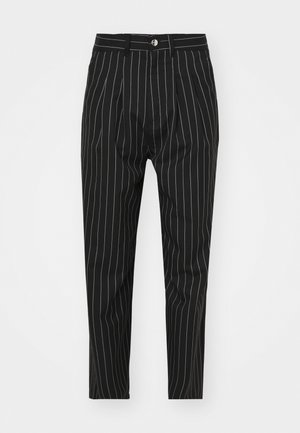 Juodi dryžuoti keliai su pritaikytu kirpimu, su priekiniais mygtukais, diržo kilpomis ir glotnia audinio tekstūra.