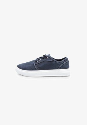 Marineblaue Canvas-Sneaker mit weißer Gummisohle, runder Zehenpartie und Schnürdesign; verfügt über gestickte Akzente und eine strukturierte Oberseite.