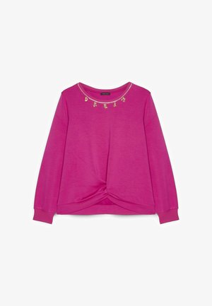 Helles pinkfarbenes Langarmshirt mit gedrehtem Knotendetail am Saum und goldfarbenen Buchstabenanhängern, die entlang des Ausschnitts "Dream" buchstabieren.