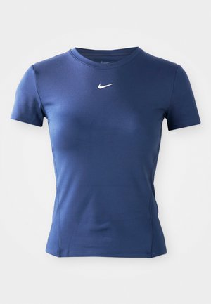 Námornícky modré športové tričko s krátkym rukávom a bielym logom Nike swoosh umiestneným v strede pod výstrihom na jednoduchom pozadí.