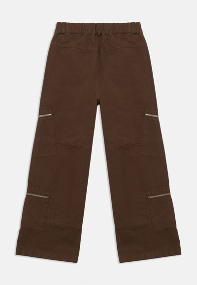 Hnědé cargo kalhoty s elastickým pasem, bočními kapsami se zipy a širokými nohavicemi. Vyrobené z odolného, texturovaného bavlněného materiálu.