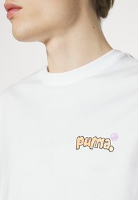 Puma X 8ENJAMIN GRAPHIC - Tricou cu imprimeu - white