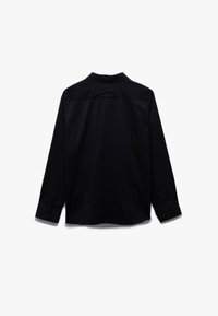 Sort langærmet skjorte med krave, knapmanchetter og en glat tekstur, samt et let forlænget bagsidedesign.