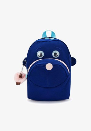 Mochila de tela azul con grandes ojos saltones, un bolsillo con cremallera rosa y orejas redondeadas. Incluye un llavero de oveja rosa para un detalle adicional.