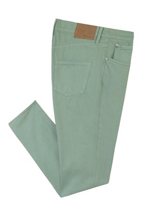 Grüne Baumwollhose mit geradem Schnitt, ausgestattet mit einer Gesäßtasche, leichter Textur und einem Lederlabel in Tan am Taillenbund.