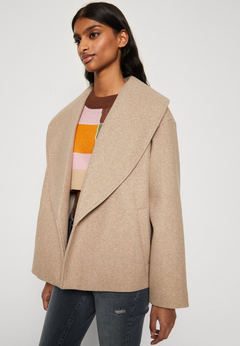 Porno videoda sikini korsatdi