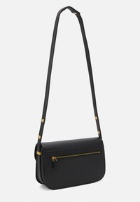 Černá kožená kabelka přes rameno ve tvaru obdélníku, s předním zipovým kapsou a dlouhým nastavitelným popruhem se zlatými kovovými doplňky.