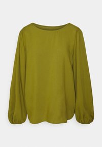 Blouse olive verte à manches longues avec épaules bouffantes, col rond et tissu lisse et léger. L'ourlet est légèrement courbé en bas.
