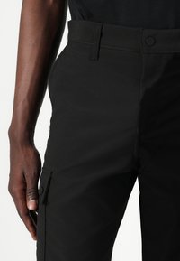 Jack & Jones JPSTKARL KURTIS SNAP TECH - Pantalones cargo - black