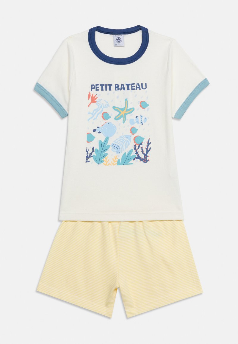 Ensemble de pyjama pour enfants avec un haut blanc à manches courtes représentant des animaux marins et le texte « PETIT BATEAU », accompagné d’un short rayé jaune clair.