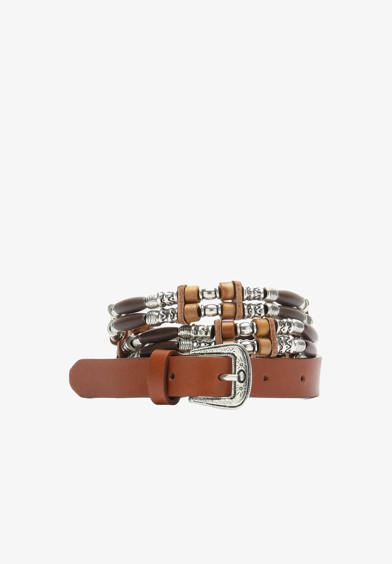 Barna bőr öv ezüst díszes csattal és díszített fonott szálakkal, ezüst és világosbarna gyöngyökkel, fehér háttéren feltekerve.