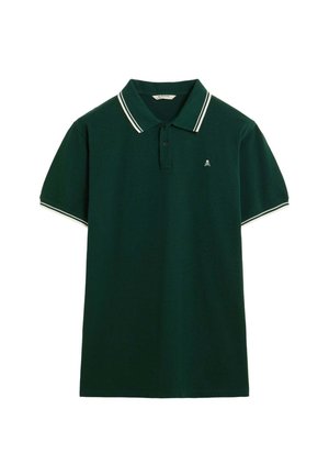 Polo de color verde oscuro con cuello clásico, tapeta de dos botones, acentos a rayas blancas en el cuello y las mangas, y pequeño logo en el pecho.