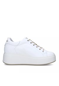 Sneakers platform bianchi in pelle con finitura liscia, dotati di lacci in tono oro e una suola bianca spessa. Design semplice con cuciture minime.