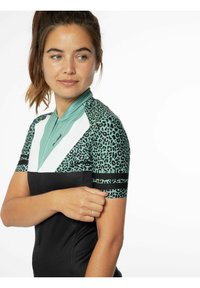 Korte mouwen fietsjersey met een turquoise luipaardprint design, witte paneelaccenten en een zwart gestructureerd lichaam.