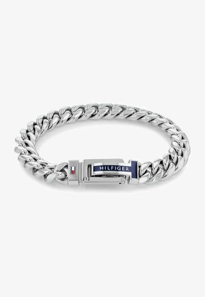 Pulseira de corrente de metal prateado com elos grossos e um fecho com o logótipo azul e branco "HILFIGER". Textura lisa e polida.