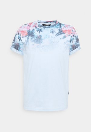 T-shirt bleu clair à manches courtes avec un motif tropical de palmiers rose et bleu sur le haut de la poitrine et les manches.